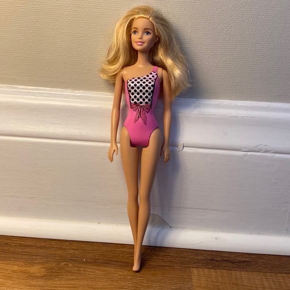 Beach Barbie in Pink - Picture 4 of 7